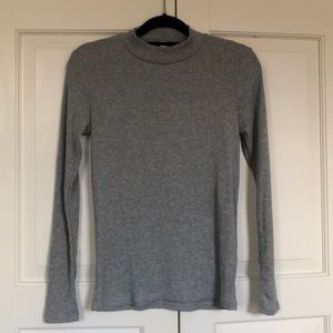 Uniqlo M gray ribbed mock-neck long sleeved shirt